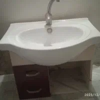 روشویی وشیر آب و کمد زیر و باکس کنار اینه
