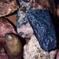 مقداری سنگ مشکوک به شهاب سنگو مهره های قدیمی ..