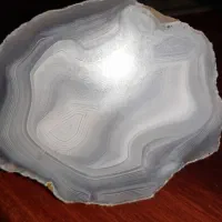 سنگ و تعدادی نگین