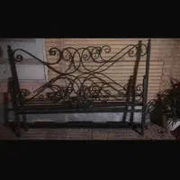 تخت اهنی سنگین با خوش خواب و میز ارایش