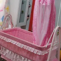 گهواره کودک بسیار تمیز .خیلی کم استفاده شده