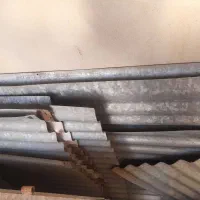 تعدادی ورق و قوطی