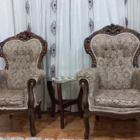 مبل ۹نفره .محکم . چوب گردو .اسکلت سالم سالم .فوری