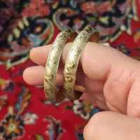 فروش یک جفت النگو برابر تابلو