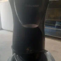 یک دستگاه قهوه ساز سالم کم‌ استفاده شده