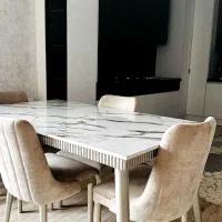 میز بزرگ و ۶نفره هست ولی تعداد صندلی ۴