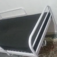 تخت بیمارستانی همراه تشک در حد نو و تمیز