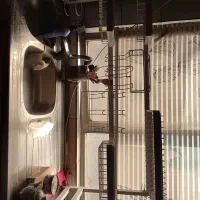 آبچکان جلو پنجره ای