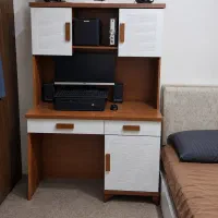میز تحریر و کامپیوتر