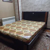 تخت دو نفره چوبی با تشک تر وتمیز
