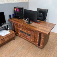 میز مدیریت و کامپیوتر