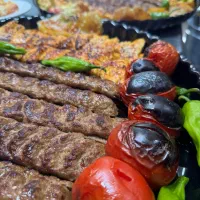 نیروی خانم جهت سرو تاپینگ غذا