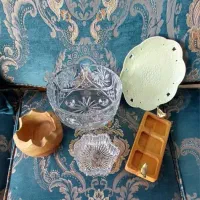 تعدای ظروف کریستال و چوبی