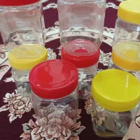 تعدادی ظروف پلاستیکی و شیشه‌ای|ظروف نگهدارنده، پلاستیکی، یک‌بارمصرف|اهواز, کمپلو جنوبی|دیوار