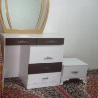 میز آرایشی به همراه صندلی و پاتختی