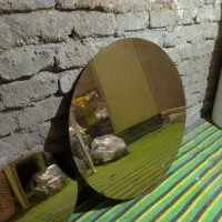 شیشه گرد جلو مبلی