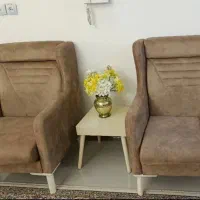 مبل راحتی با میز ناهار خوری در حد نو