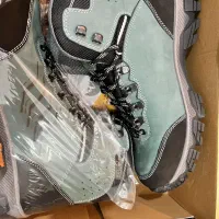 یک جفت کفش کوهنوردی دست اول و کیسه خواب نو