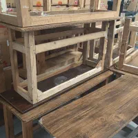 چرخ خیاطی. نیمکت خیاطی، میز اتو، پالت کنار چرخ