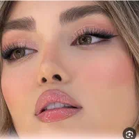 میکاپ آرتیست و خریدار موهای بلند