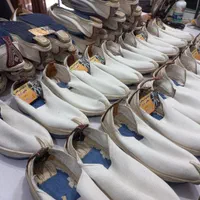 دبیت اصلی حاج علی اکبری و گیوه وچوقا در فارسان|لباس|شهرکرد, |دیوار