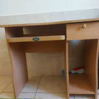 میز تحریر و کامپیوتر