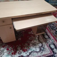 میز کامپیوتر قدیمی محکم