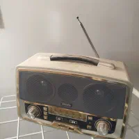 سلام یک عدد رادیو قدیمی و عتیقه