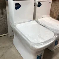 توالت فرنگی کنار یکنواخت لعاب سفید