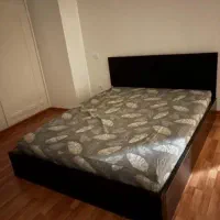 تخت چوبی قهوه ای تیره