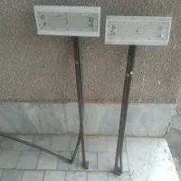 دو عدد لامپ ال ای روی تابلو همراه با پایه درحد