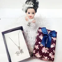 گردنبند نقره دخترانه و عروسک مناسب هدیه به دختر|جواهرات|اصفهان, چرخاب|دیوار