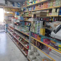 یک نفر کارگر در سوپر مارکت