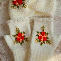 دستکش وپاپوش گلدوزی شده