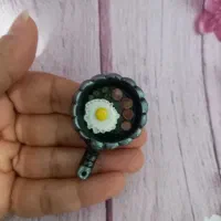 مگنت ودکور روی یخچال میچسبه پشتش آهنربا داره