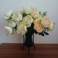 گل پیونی و گلدان