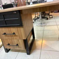 میز تحریر و ناخون کار