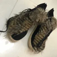 تعدادی کفش و کیف