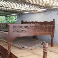 یک عدد تخت سنتی چوب چنار خشک طرح گره چینی درجه یک|مبلمان خانگی و میز عسلی|اصفهان, عباسآباد|دیوار