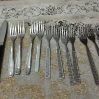 تعدادی چنگال قدیمی و دوعددچاقوی آشپزخانه