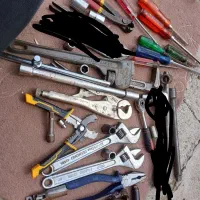 تعدادی ابزار قدیمی آچارآچار شلاقی انبردست انبر قفل