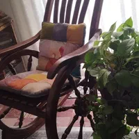 صندلی راک چوبی سنتی جنس چوبش خیلی محکم و مقاومه