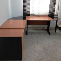 ۴ عدد میز و یک کِشو و ۶ قطعه نیم دایره مشکی|دفتر کار|اراک, |دیوار