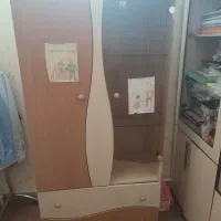 یک عدد کمد لباس بچه گانه وچند لباس دخترانه