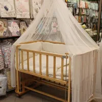 تخت کودک کنار مادر