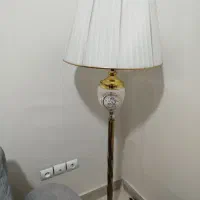 آباژور ایستاده