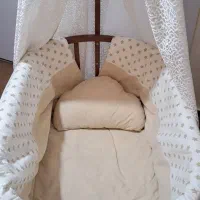 گهواره چوبی کنار مادر