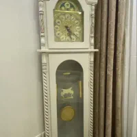 ساعت ایستاده سفید