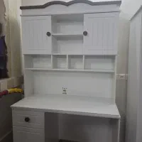 میز تحریر و کتابخانه