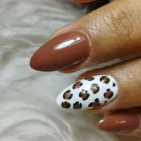 ترمیم ناخن ۲۵۰ کاشت ناخن ۴۰۰ تخصصی